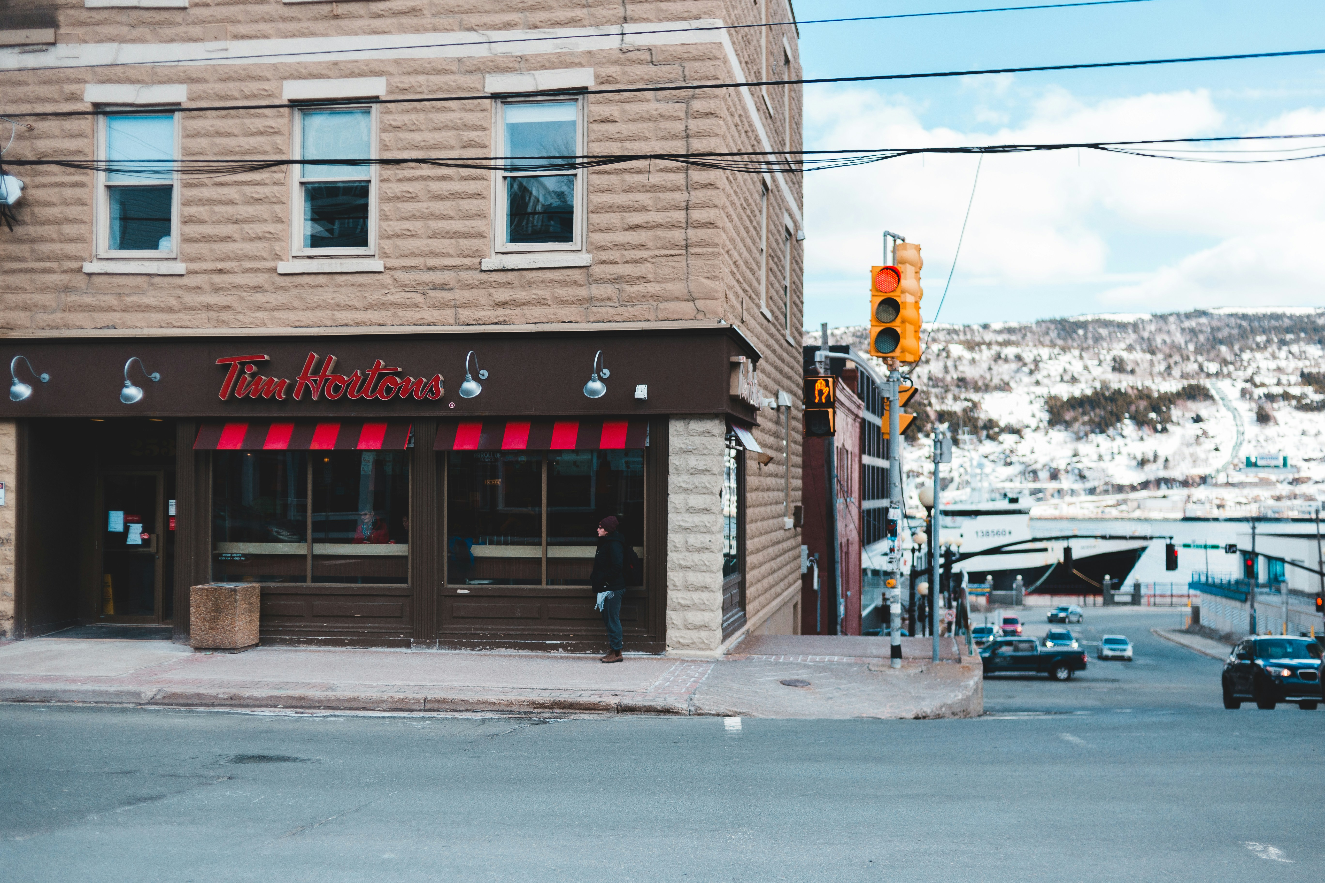 bangunan beton coklat dan putih pada siang hari