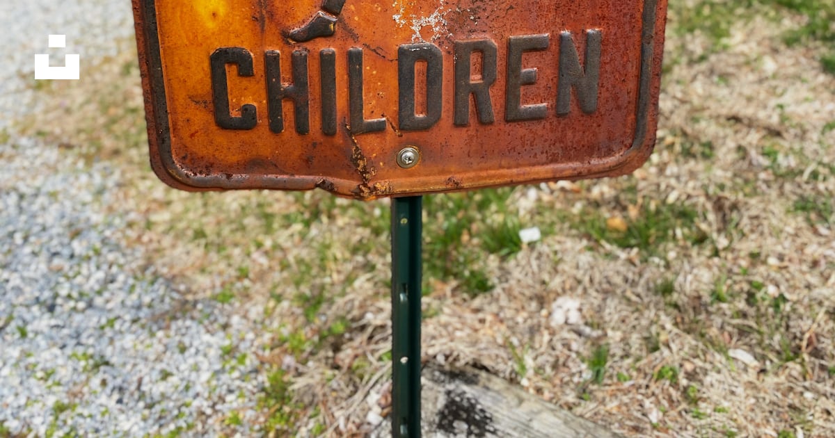 Foto zum Thema Braunschwarzes UNKStraßenschild Kostenloses Bild zu