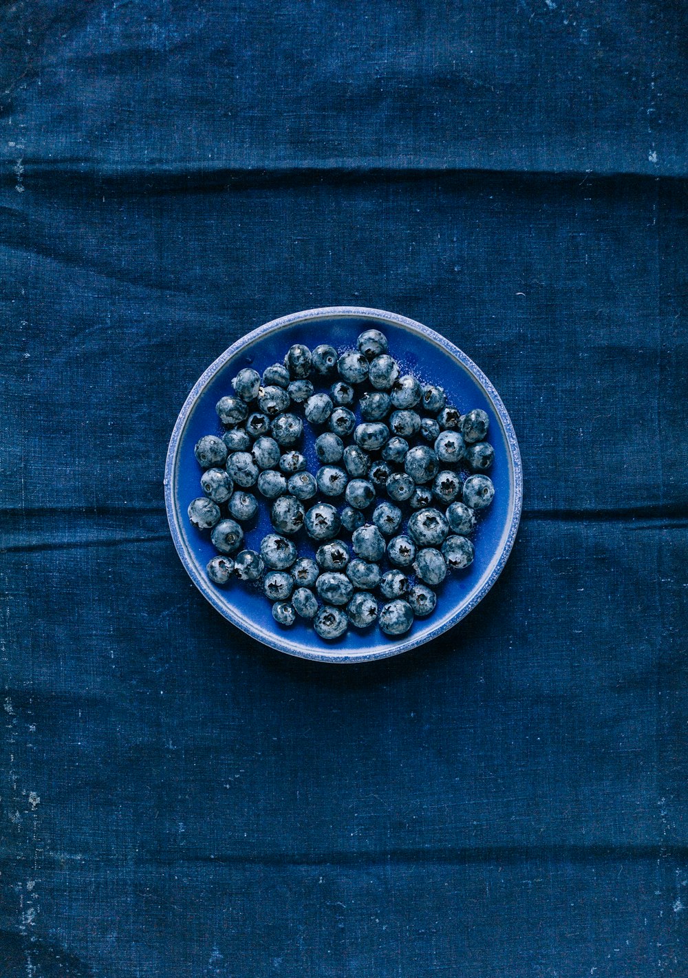 파란 둥근 접시에 파란 딸기