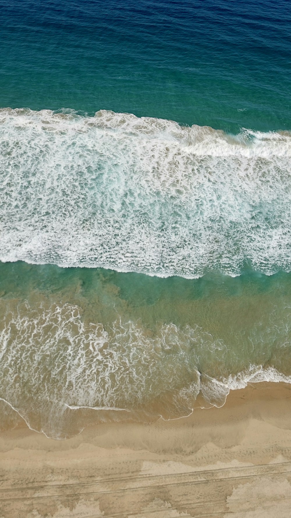 Veduta aerea delle onde dell'oceano