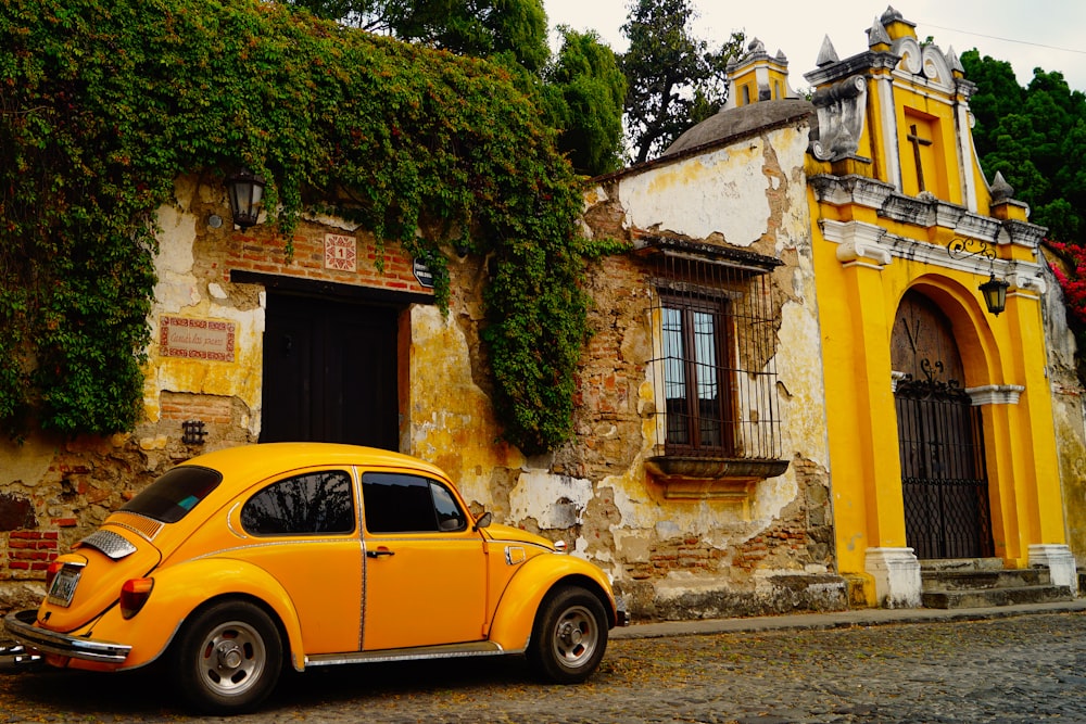 une voiture jaune garée devant un immeuble