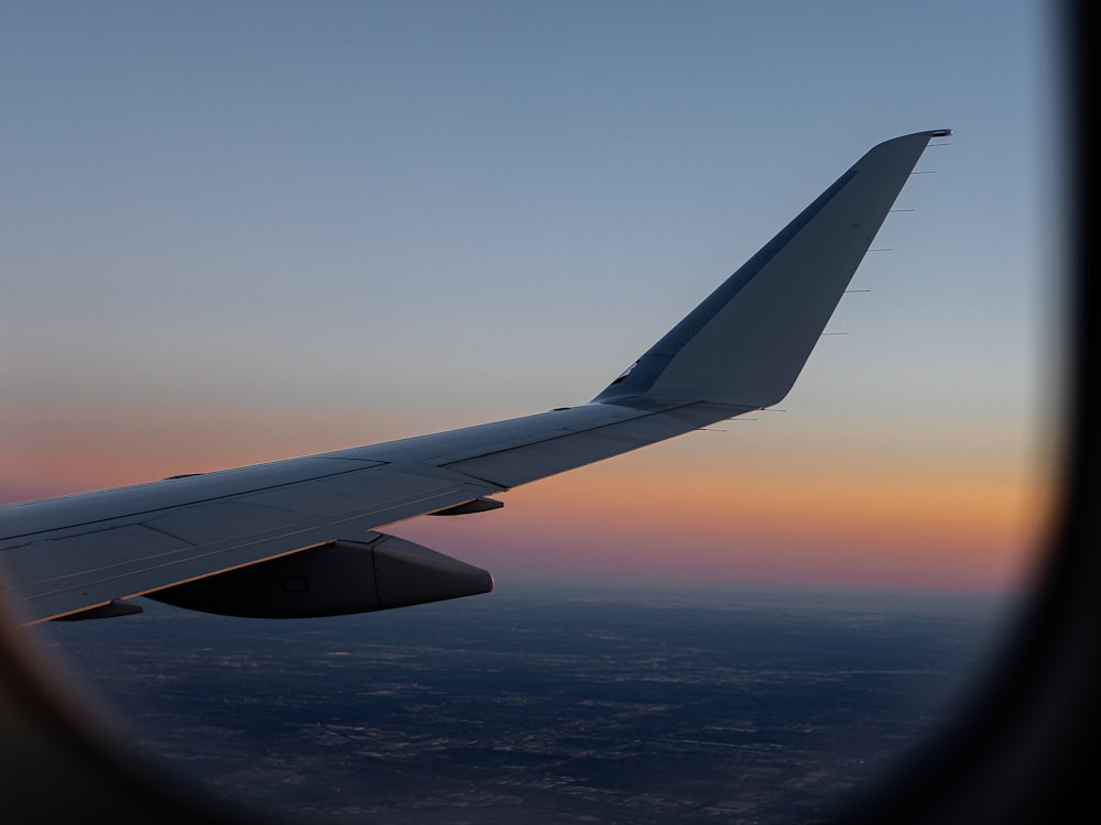 夕暮れ時の白い飛行機の翼