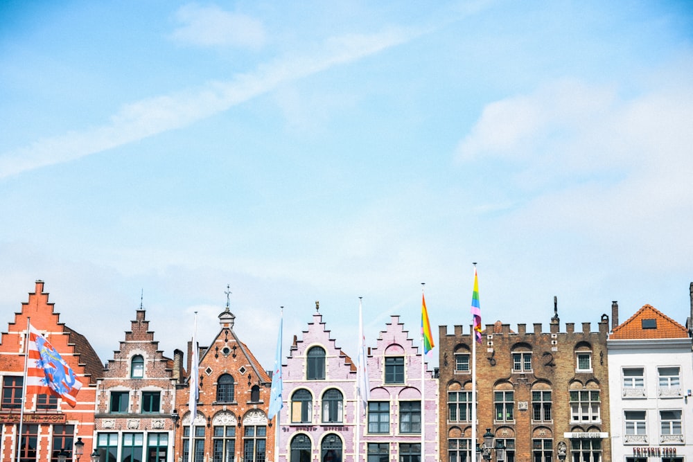 Edificio de hormigón marrón y blanco bajo el cielo azul durante el día