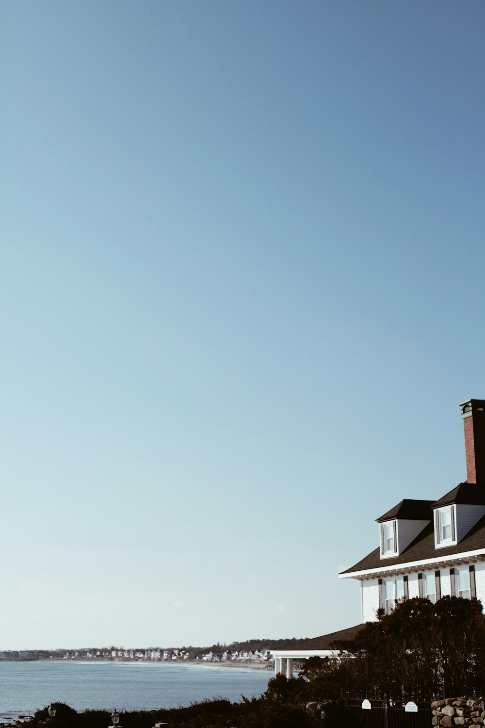 Casa de hormigón blanco y marrón bajo el cielo azul durante el día