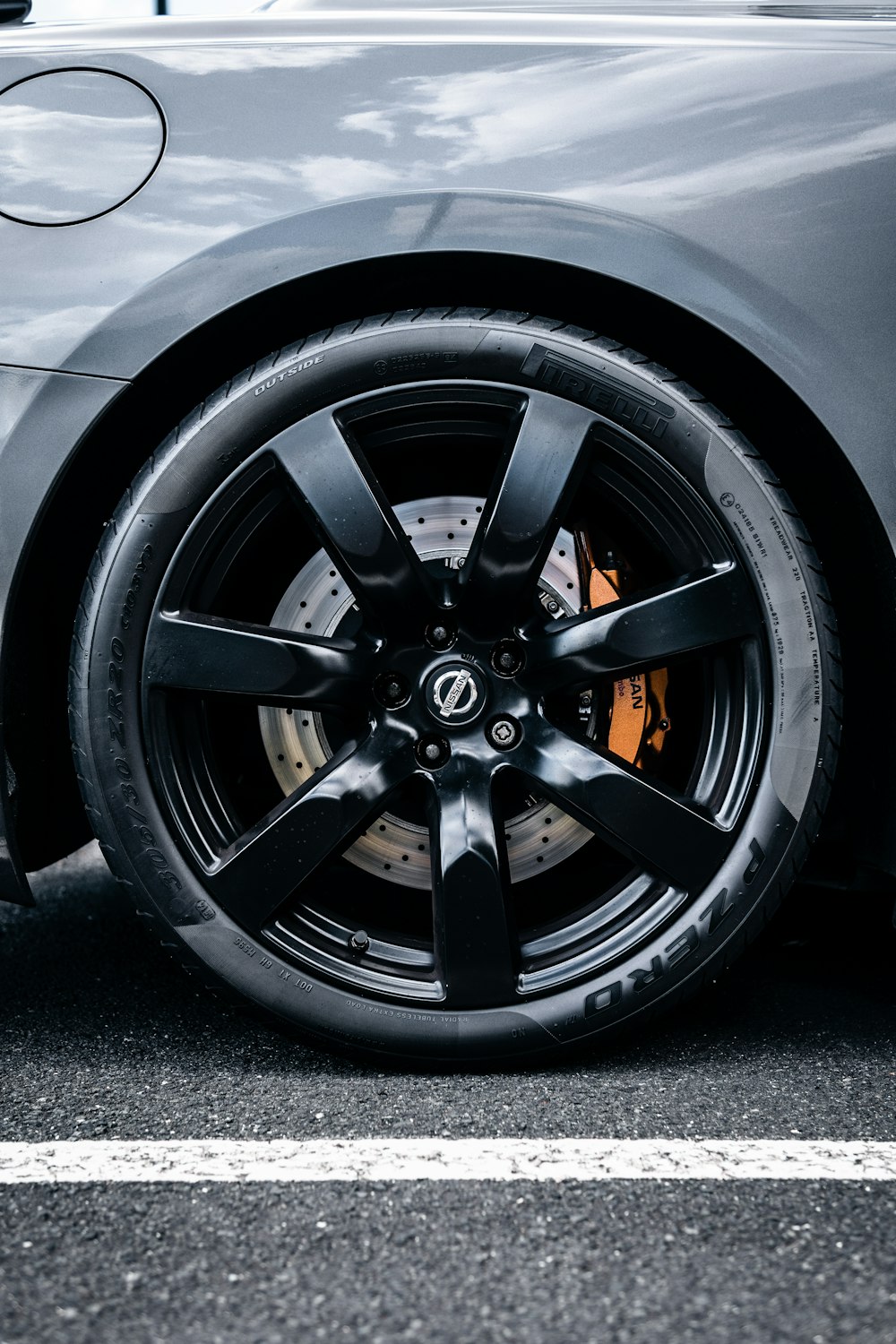 roue de voiture noire et argentée