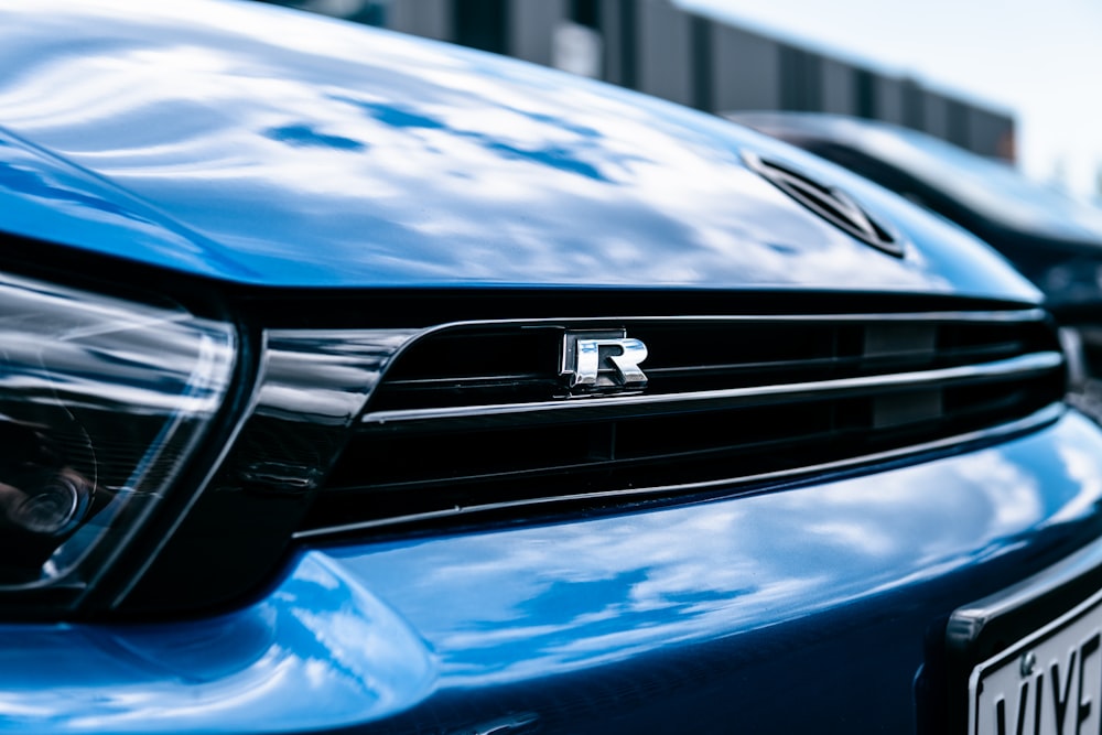 Voiture bleue avec logo blanc