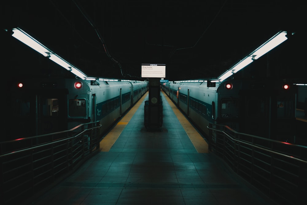 Train blanc sur la gare pendant la nuit