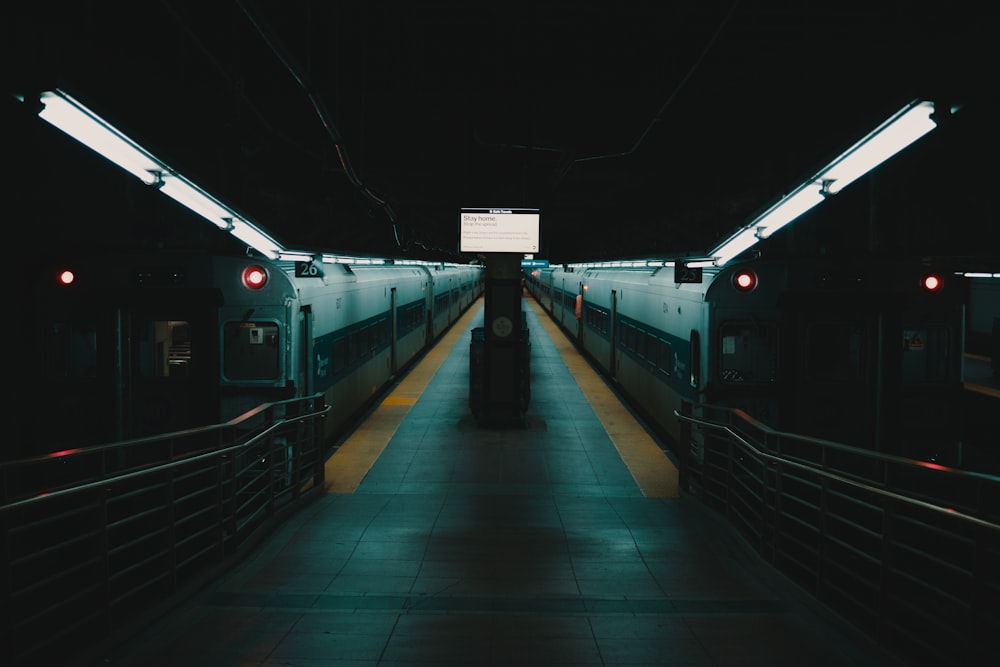 Weißer Zug auf dem Bahnhof während der Nachtzeit