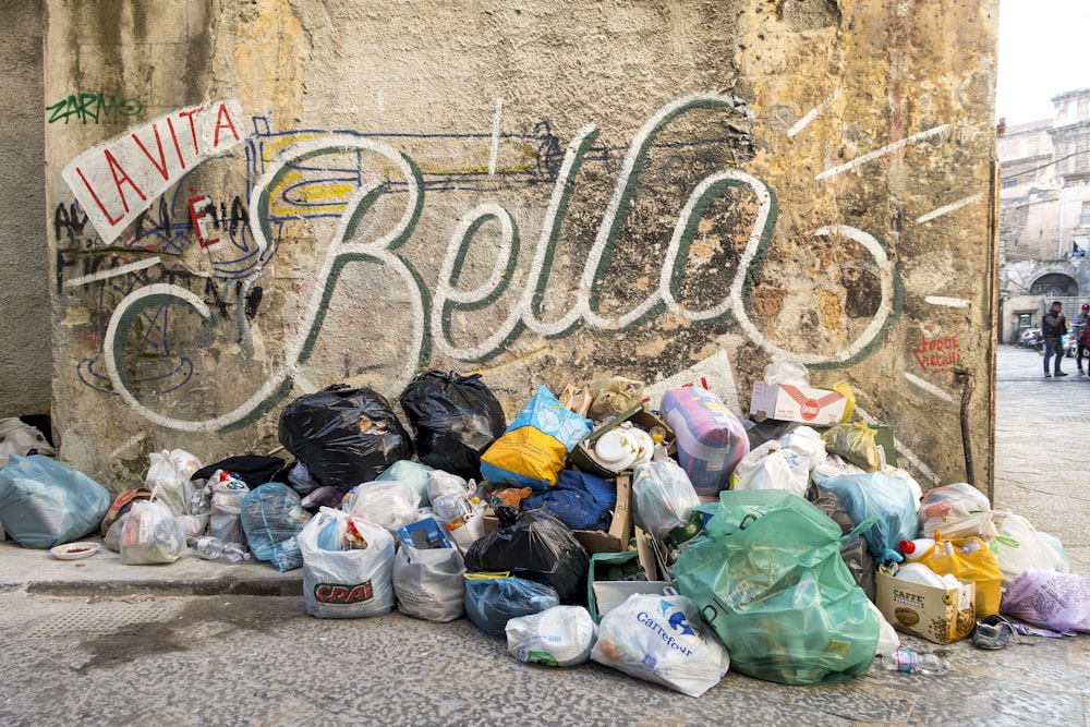 sacs en plastique verts et blancs