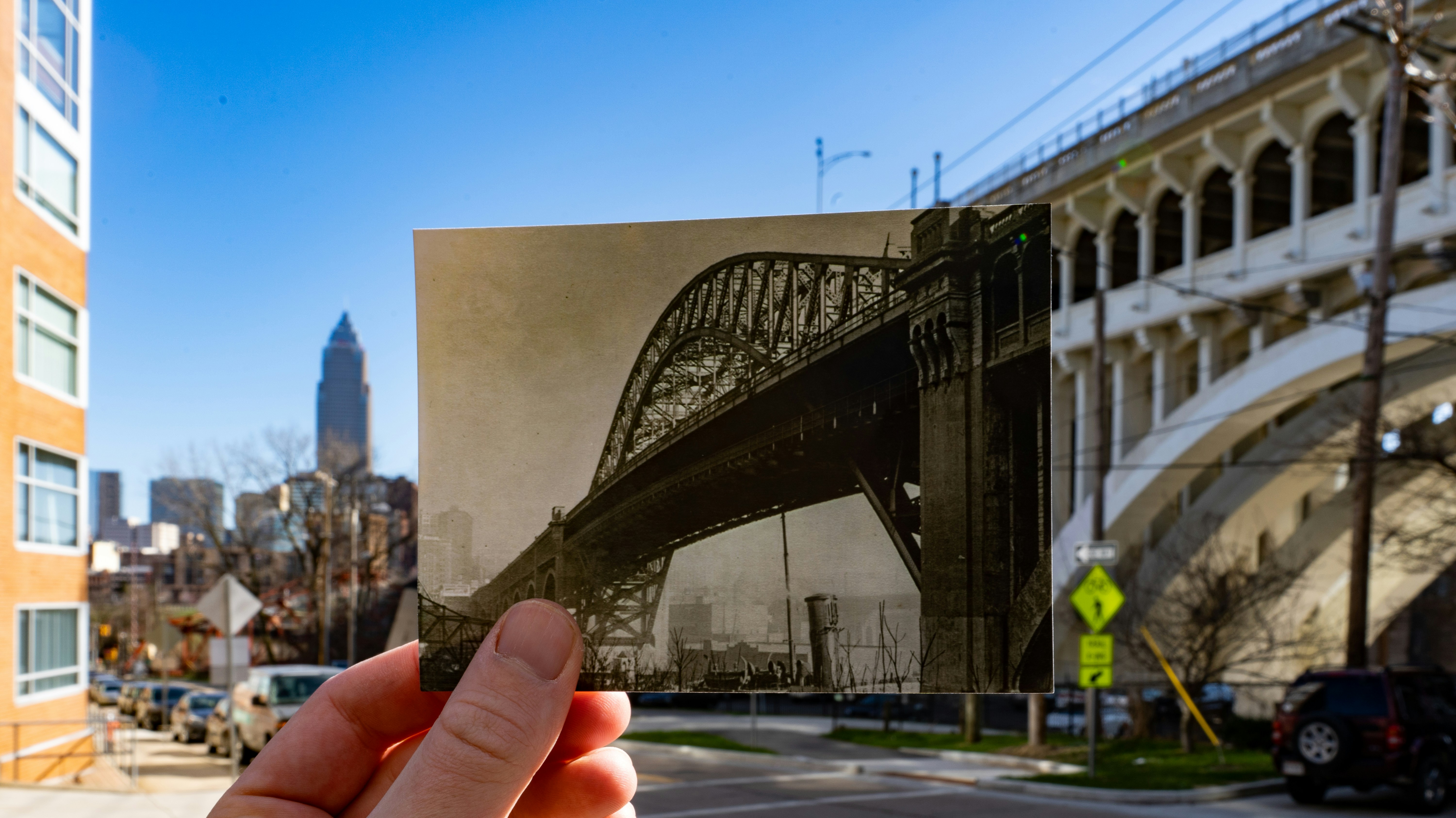 pessoa segurando foto da ponte