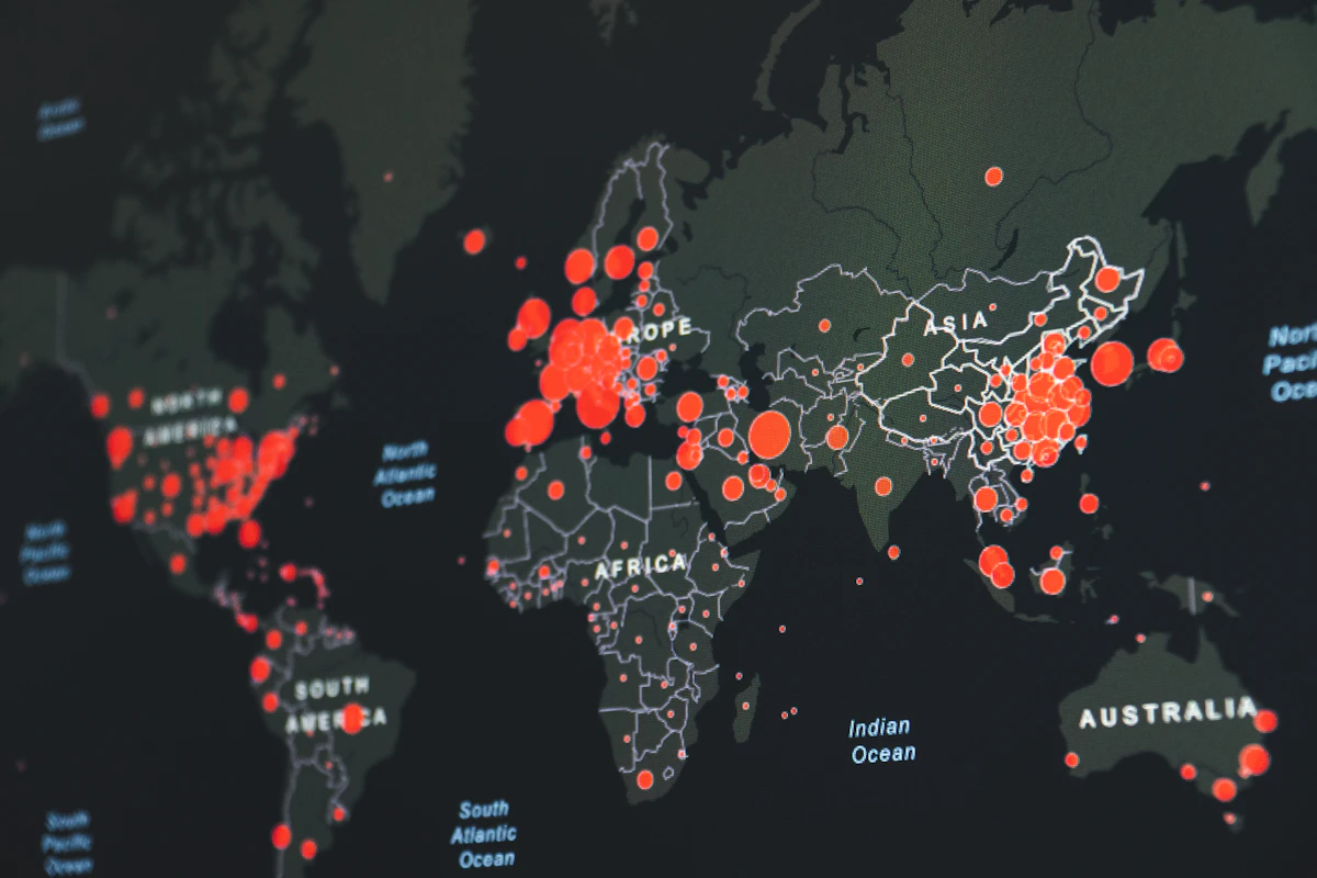 Mapa mundial con conexiones de red y puntos de acceso destacando la naturaleza global de esta ciberamenaza.