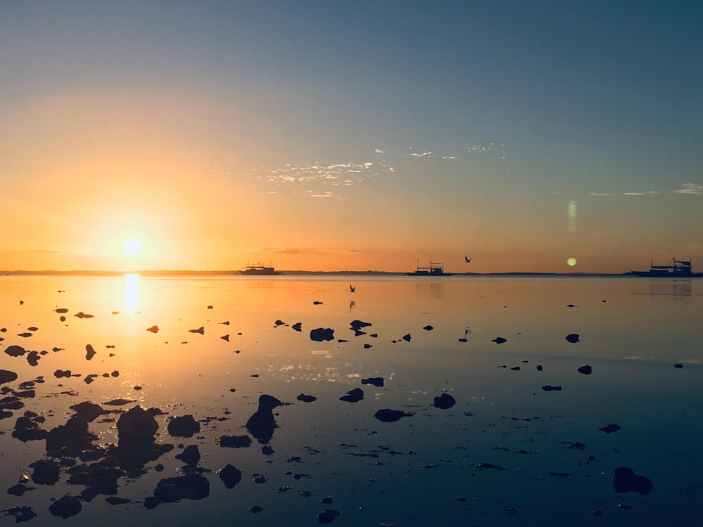 Cuerpo de agua durante la puesta de sol