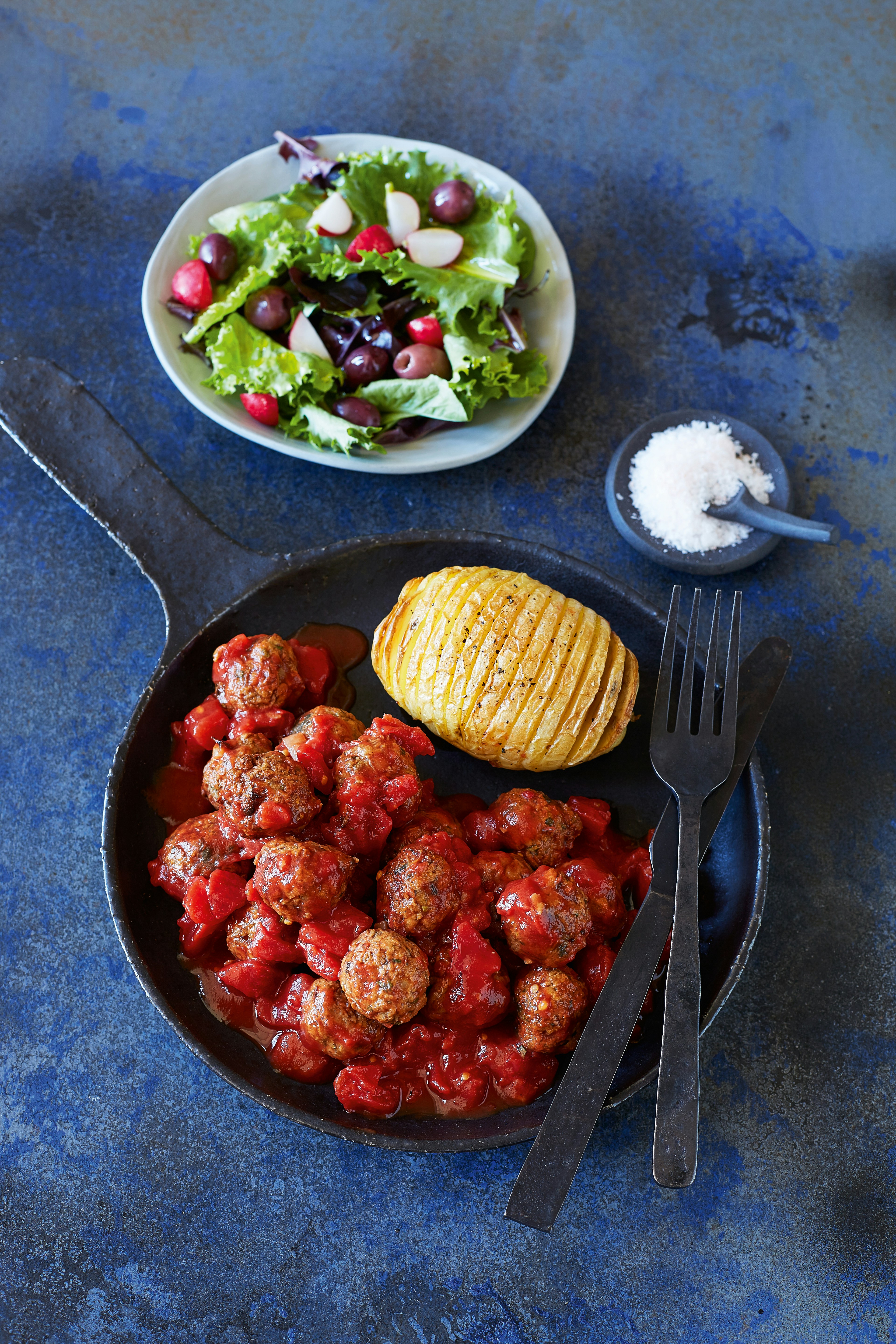patatas fritas y fresas en rodajas en plato de cerámica negra