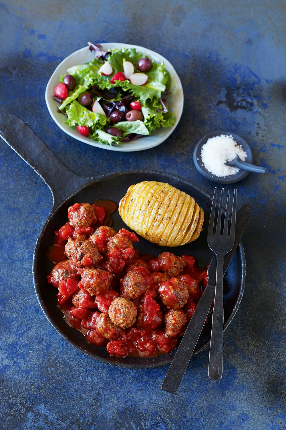 frites de pommes de terre et fraises tranchées sur assiette en céramique noire