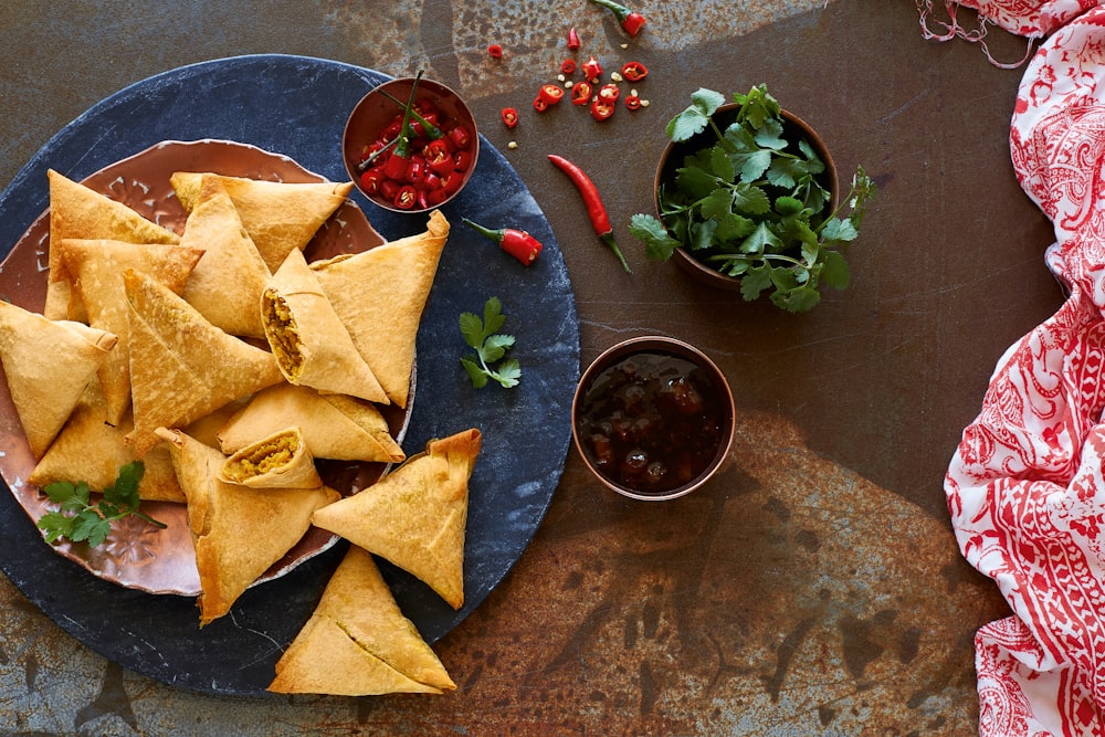 brown chips on black round plate