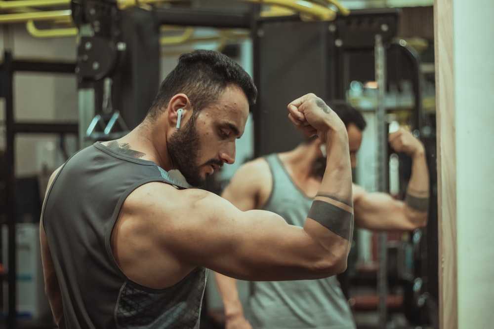 hombre con camiseta sin mangas gris haciendo push up