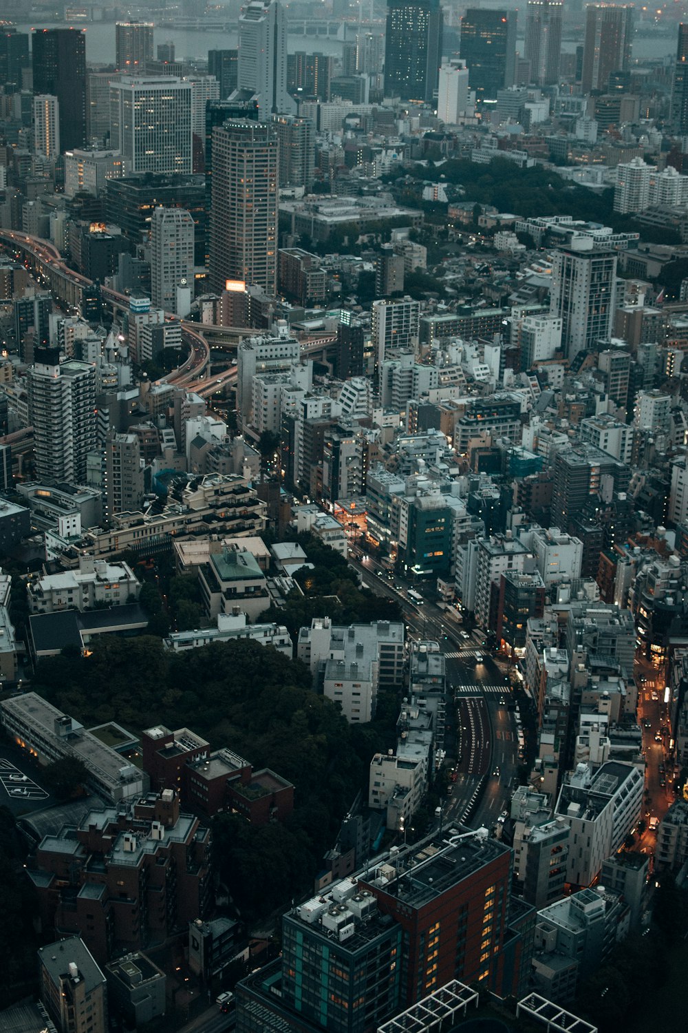 日中の都市の建物の航空写真