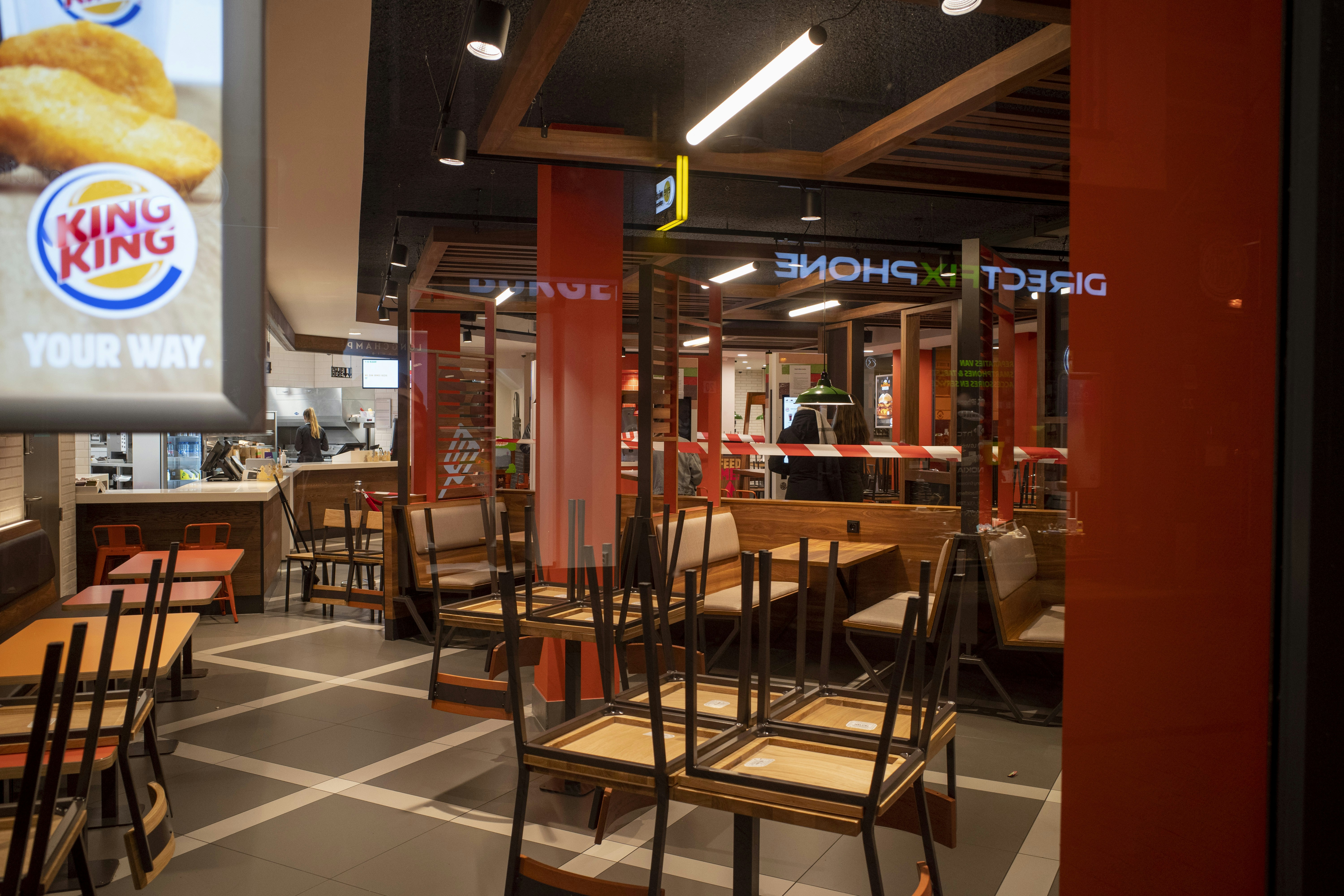 Table et chaises en bois brun