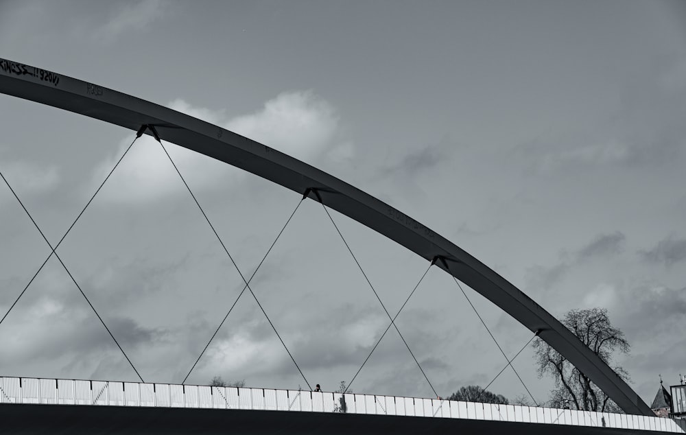 Puente de metal blanco bajo el cielo azul