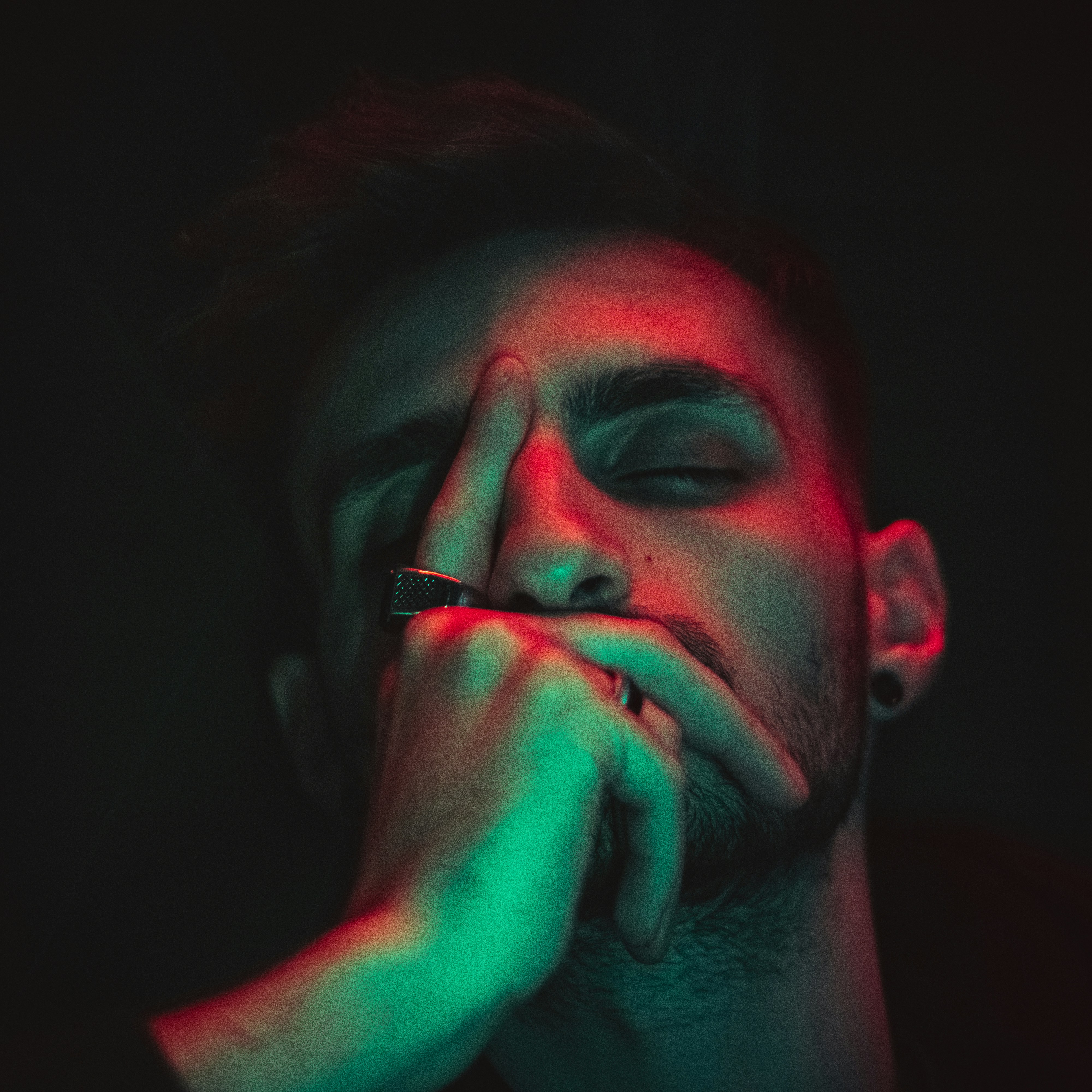 2025-08-10 - 我也不知道怎麼停止焦慮

但當酒倒入酒杯

發出咕咚咕咚的聲音時

情緒才漸漸的安穩

一口飲盡

我醉了