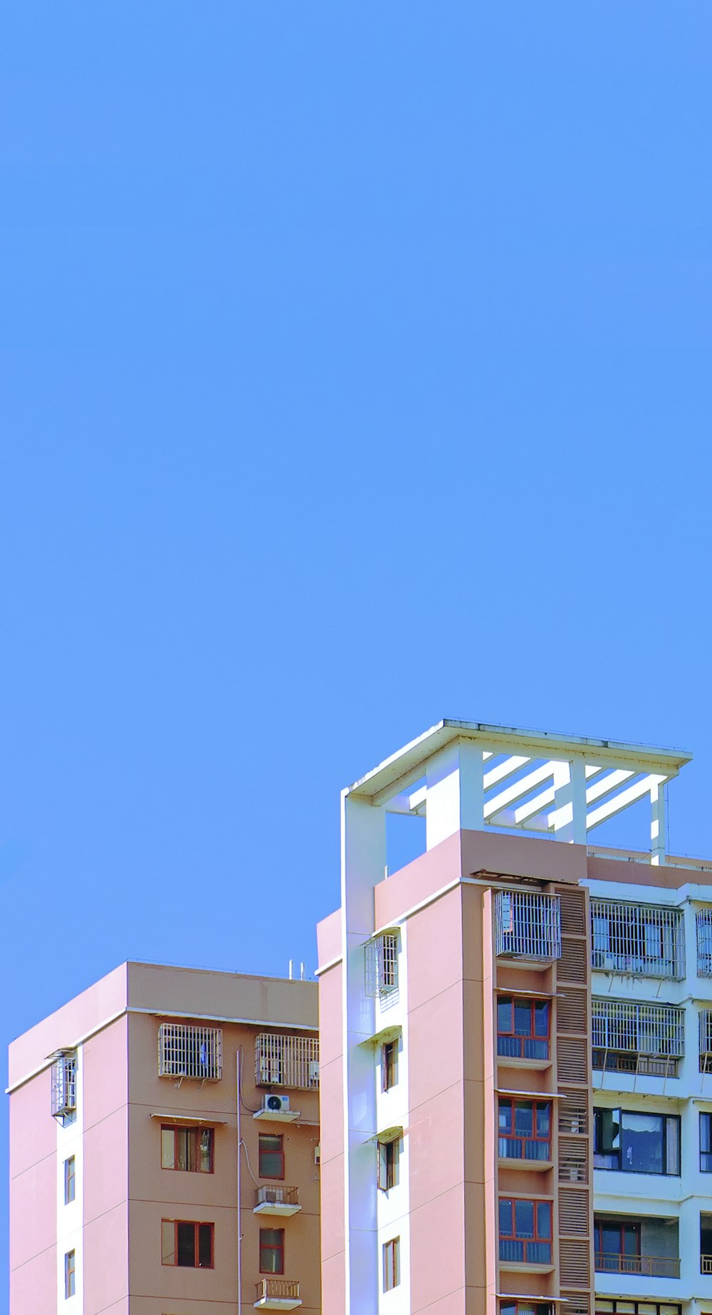 edificio in cemento bianco sotto il cielo blu durante il giorno
