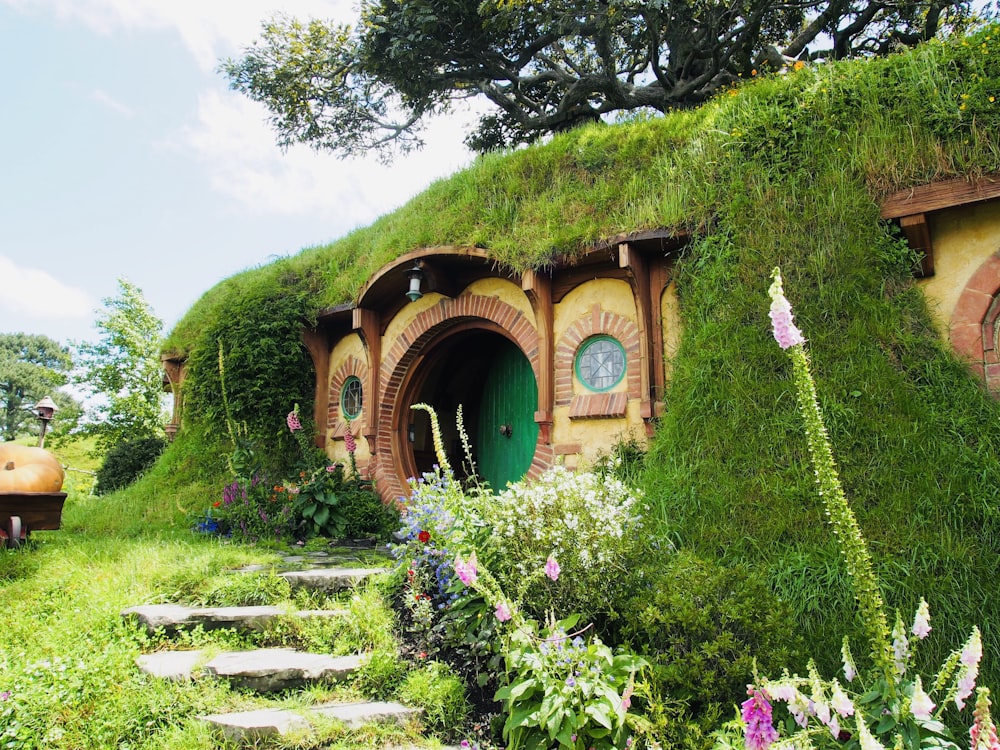 Edificio de hormigón marrón cerca de Green Grass Field durante el día