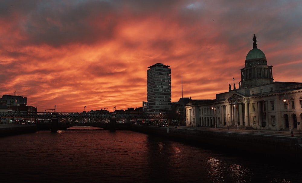 Gewässer in der Nähe von Gebäuden während des Sonnenuntergangs