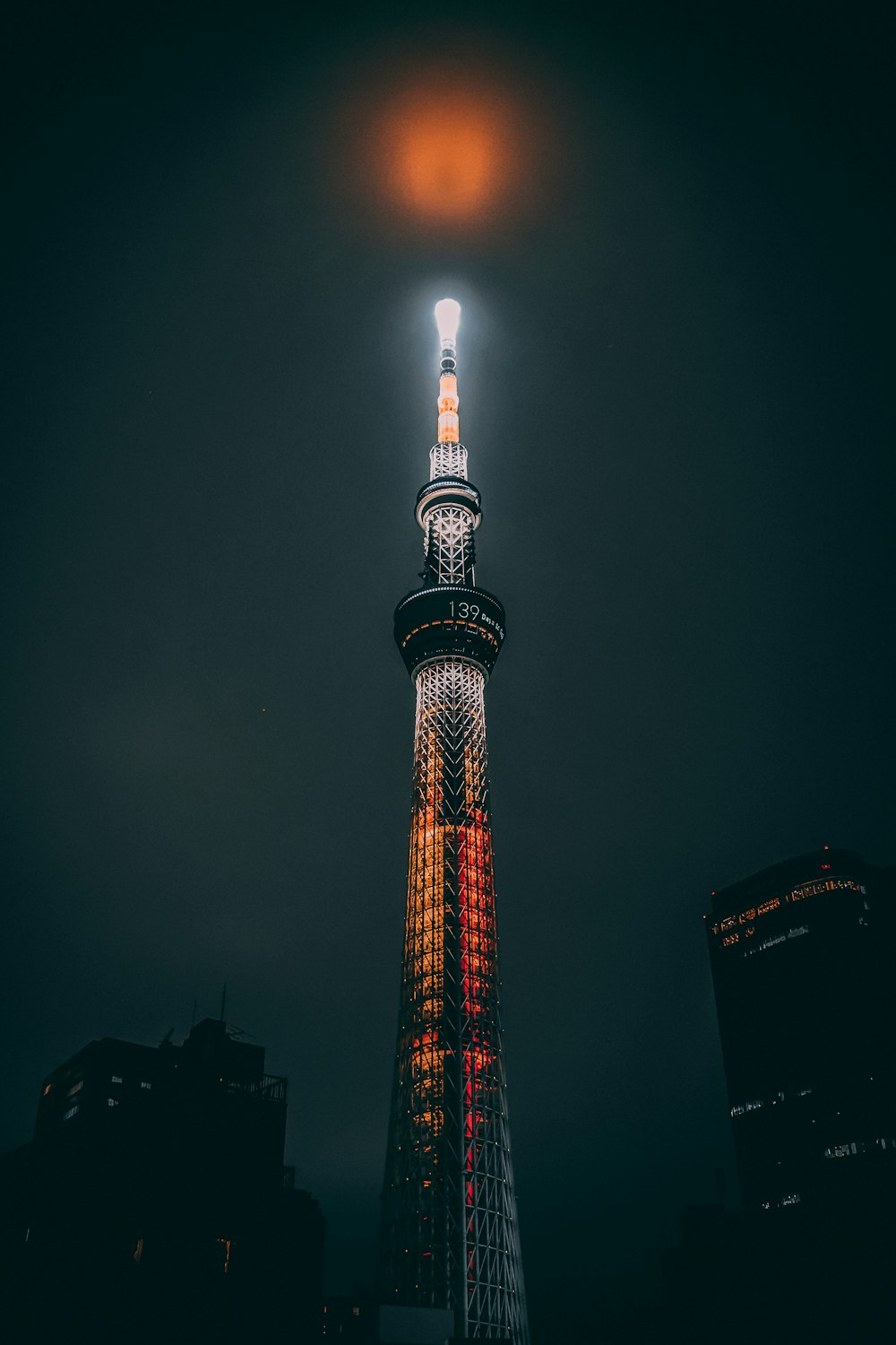 夜間の赤と白の塔