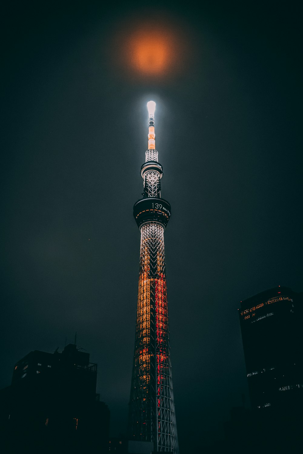 torre roja y blanca durante la noche