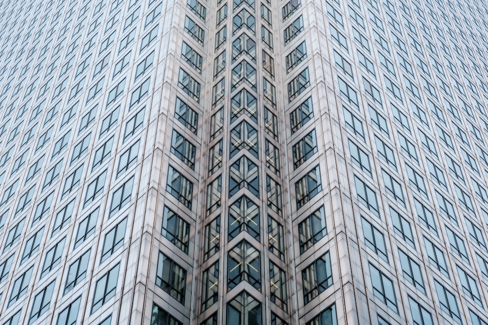 edifício de concreto branco durante o dia