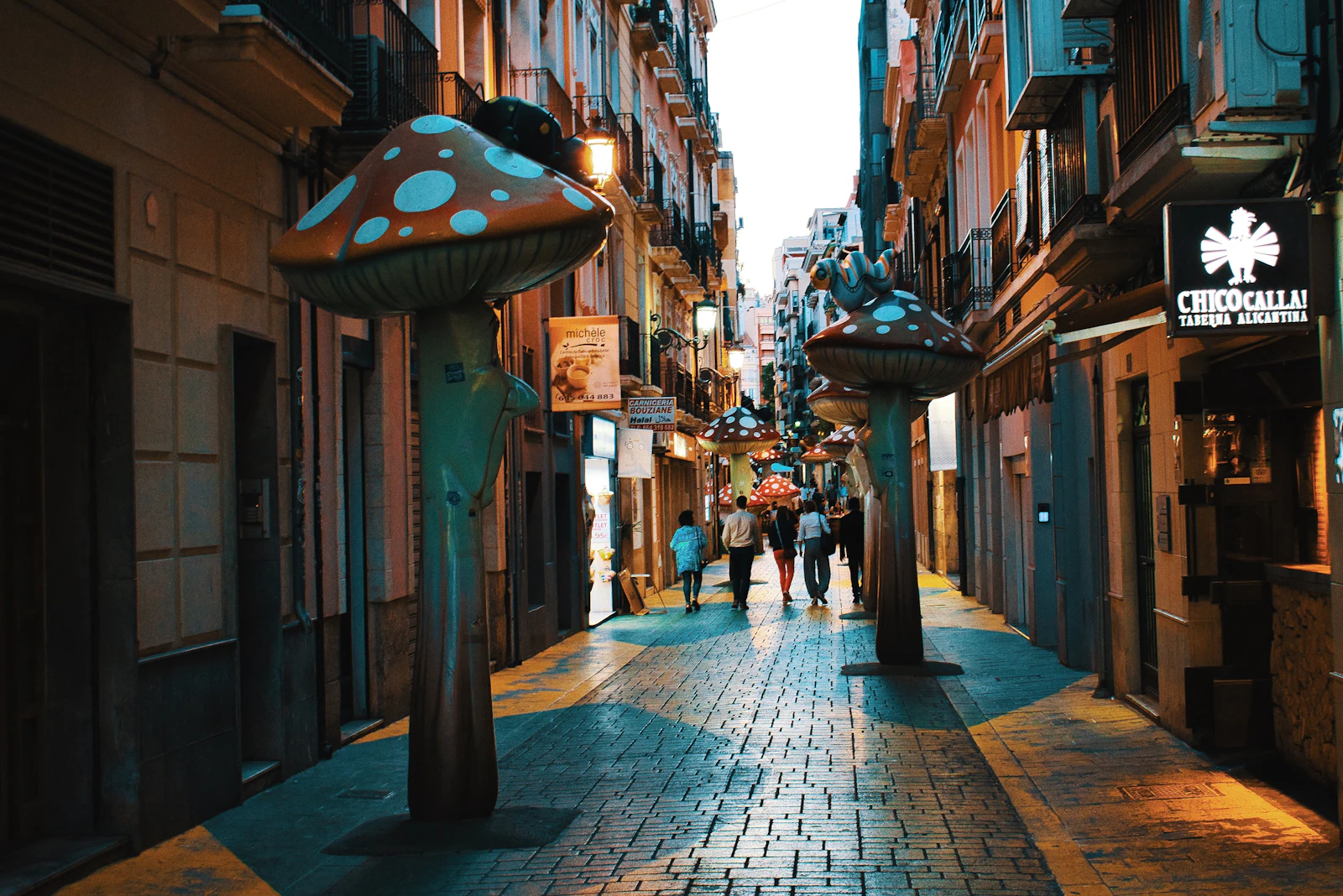 Ludzie na ulicy w Alicante