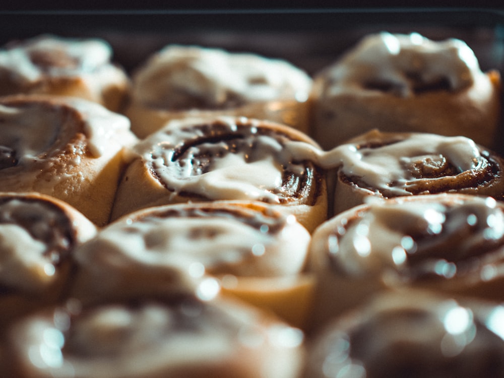 braune und weiße Cupcakes auf dem Tablett