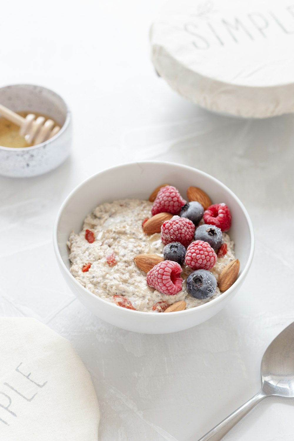 fresas en bol de cerámica blanca