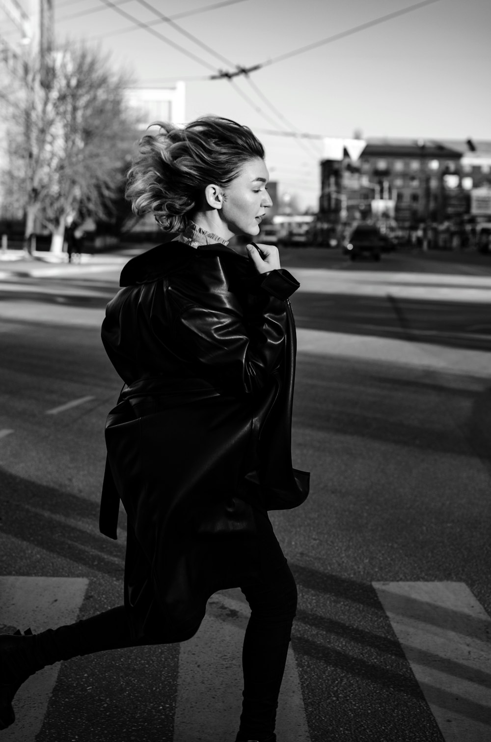 mulher no casaco preto em pé na estrada