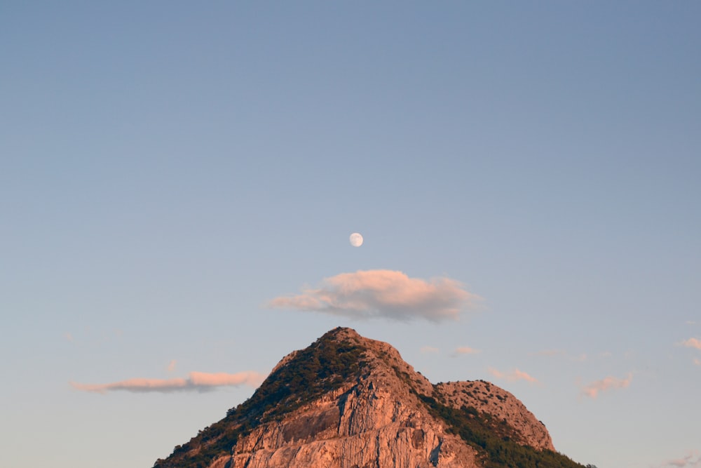 Brauner Berg tagsüber unter weißem Himmel