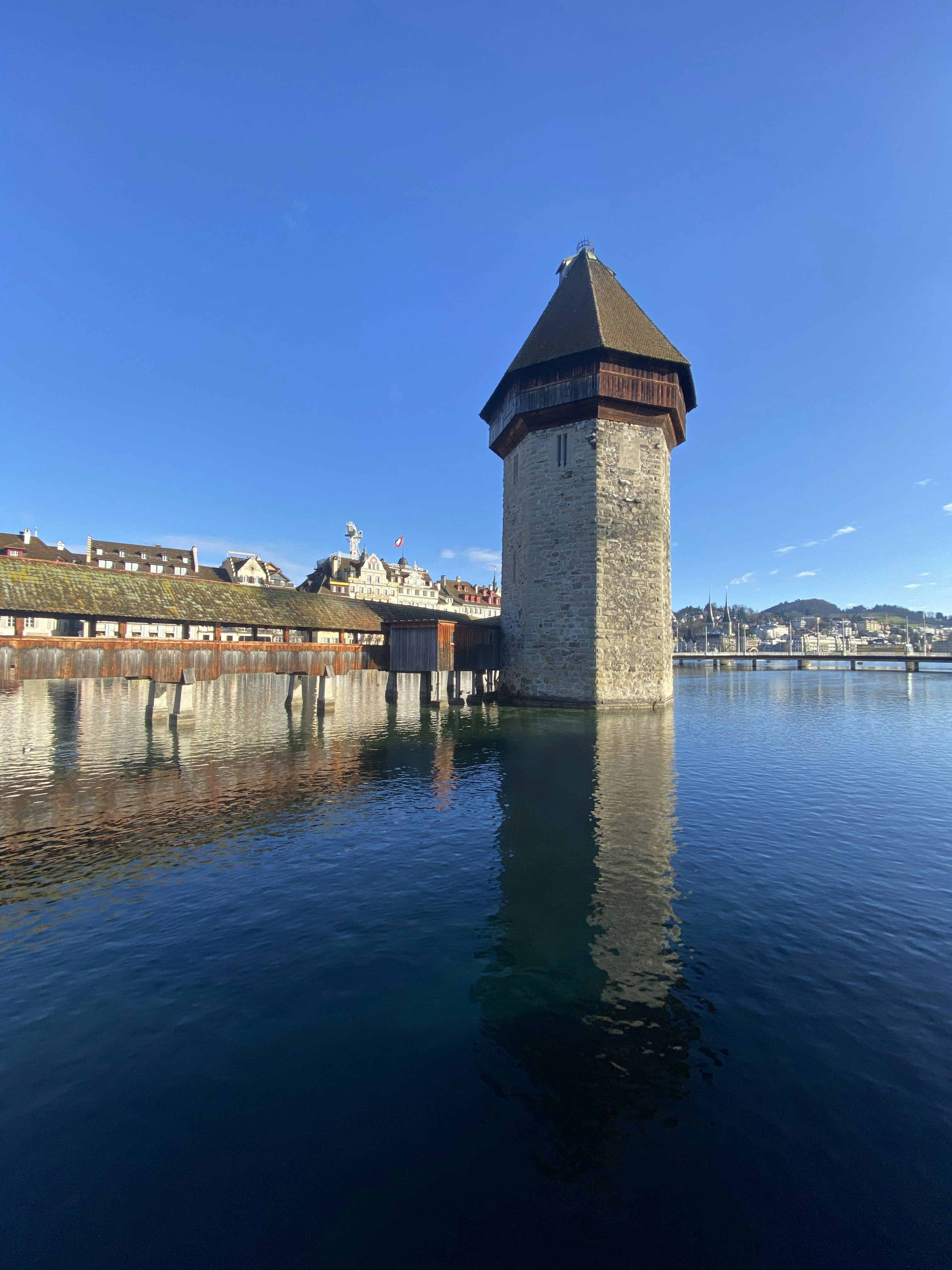 edificio in cemento marrone vicino allo specchio d'acqua durante il giorno