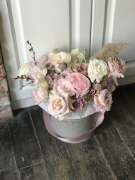 pink and white roses bouquet