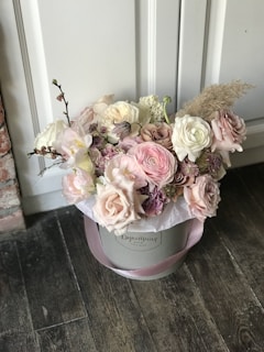 pink and white roses bouquet