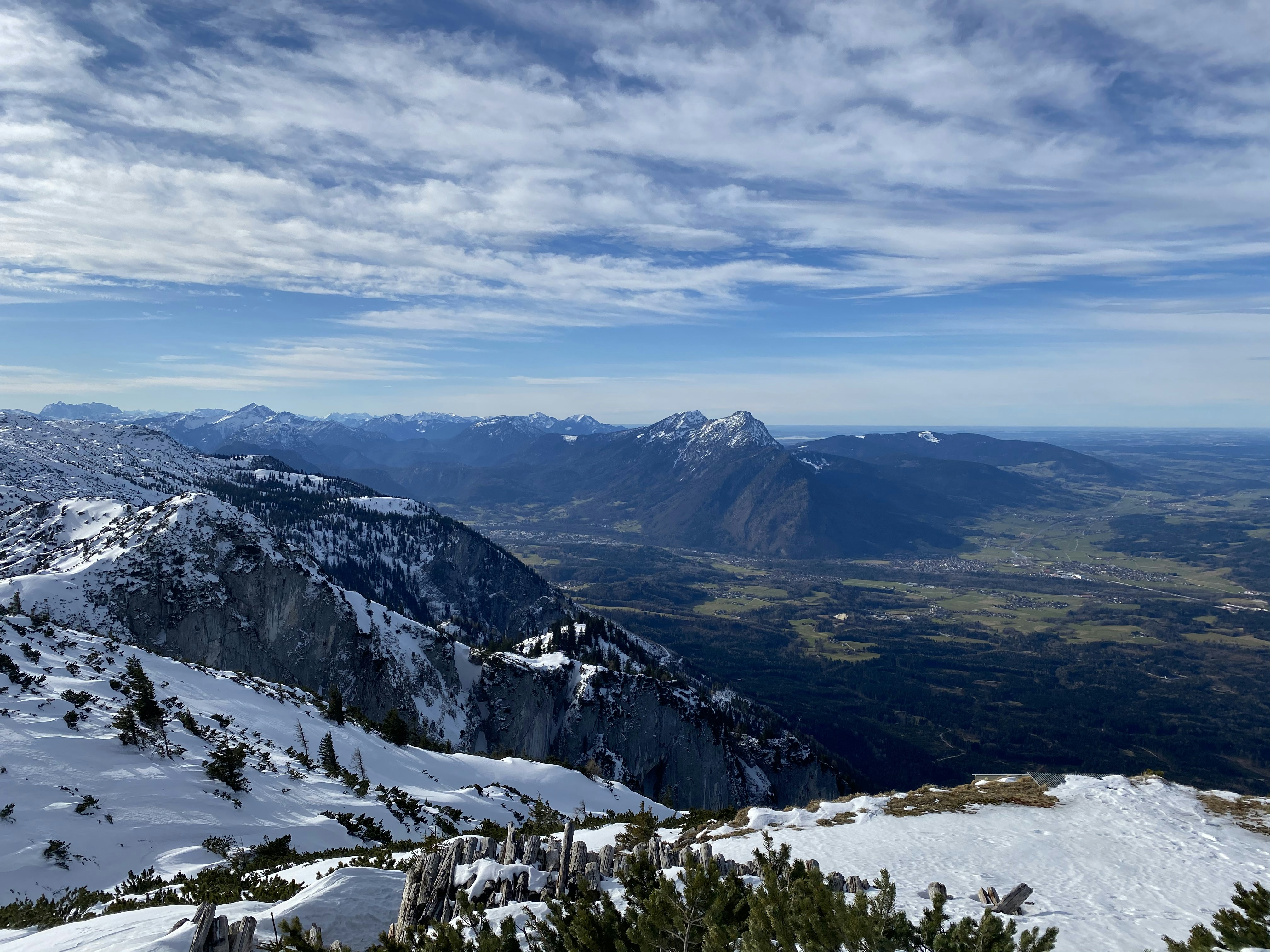 montagna coperta di neve sotto il cielo blu durante il giorno