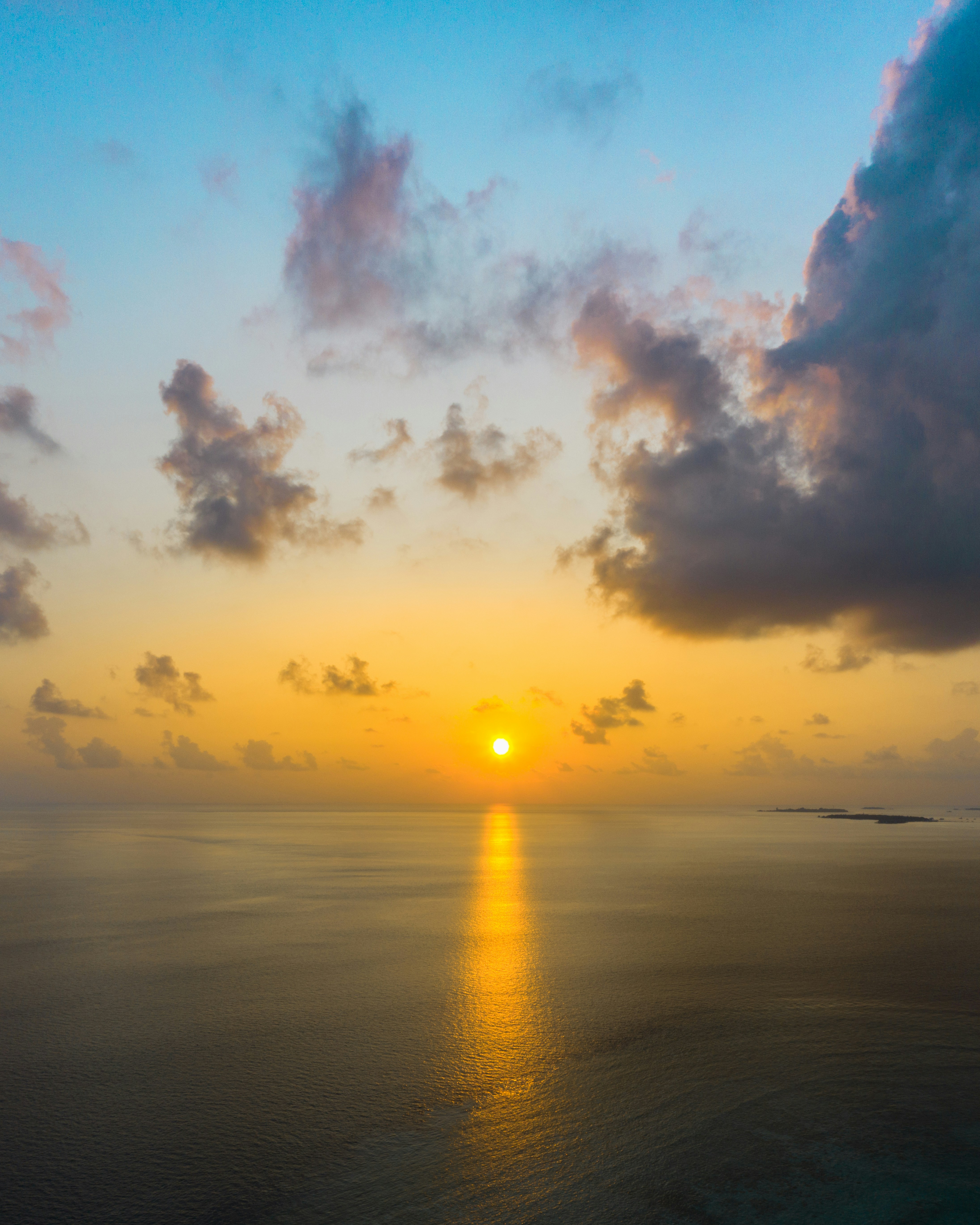 Gewässer unter bewölktem Himmel bei Sonnenuntergang