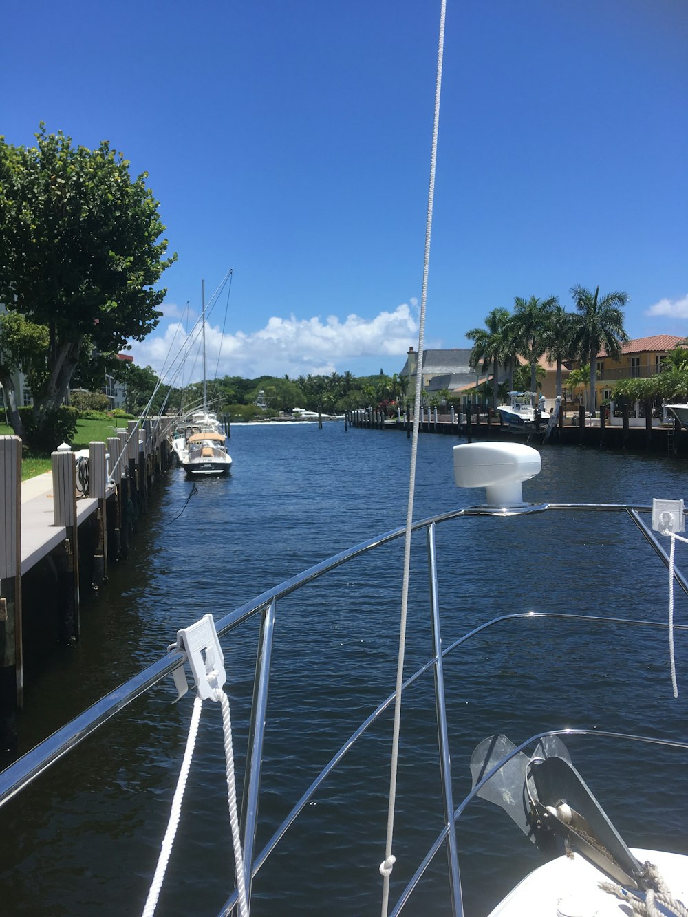 barco branco na doca durante o dia