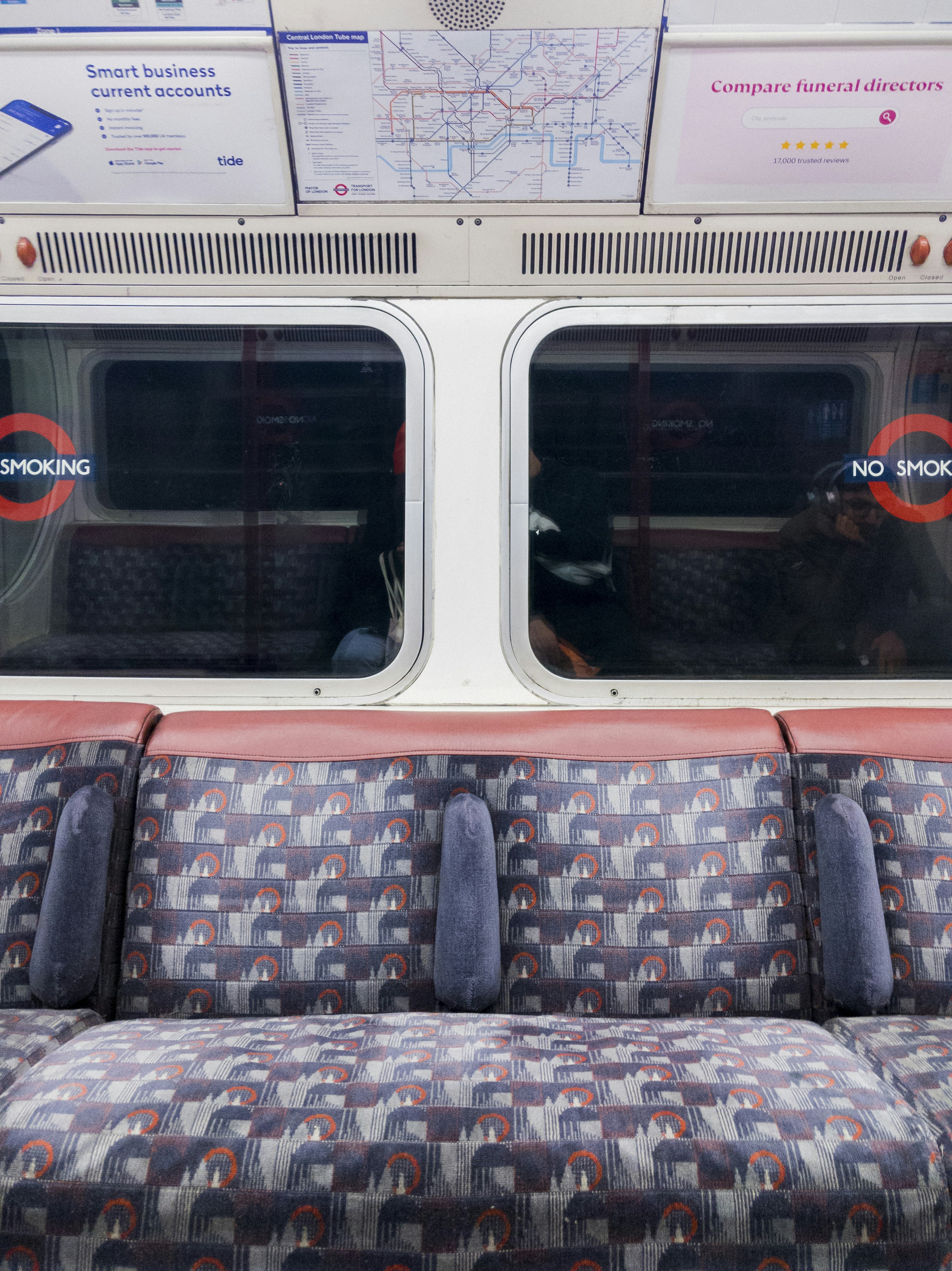 assento de carro vermelho e preto