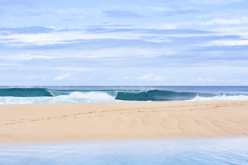 ocean waves crashing on shore during daytime