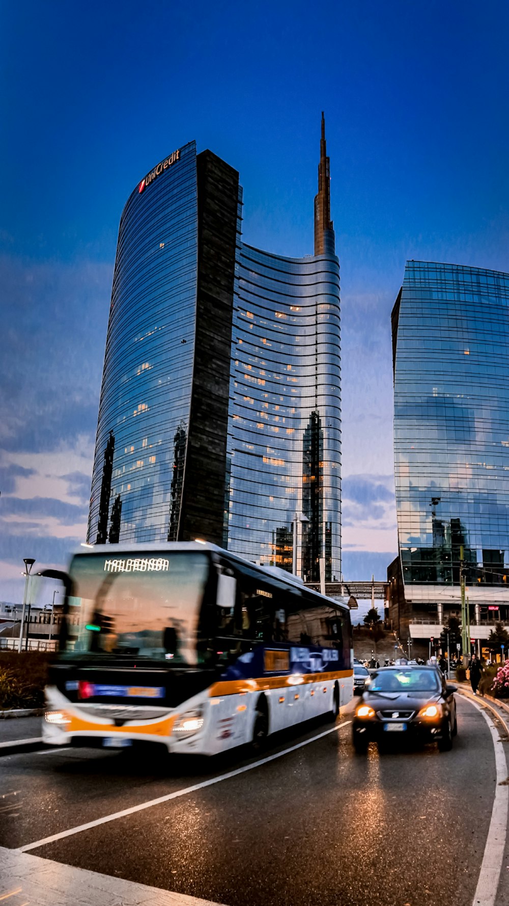 Coches en la carretera cerca de un edificio de gran altura durante el día