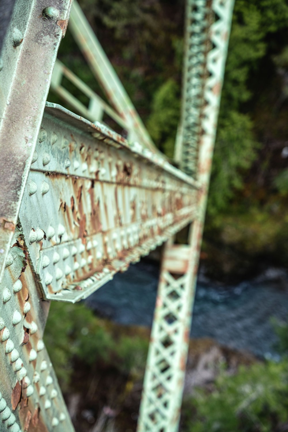 Braune Holzbrücke über den Fluss tagsüber