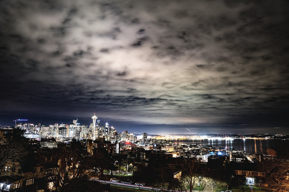 Skyline de la ville sous un ciel nuageux gris pendant la nuit