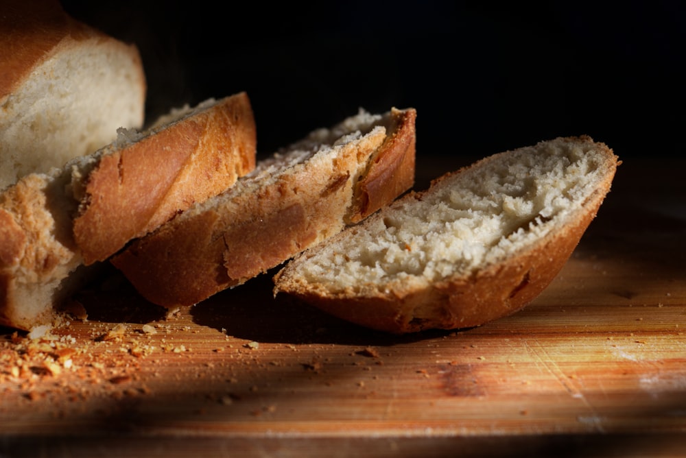pão fatiado na mesa de madeira marrom