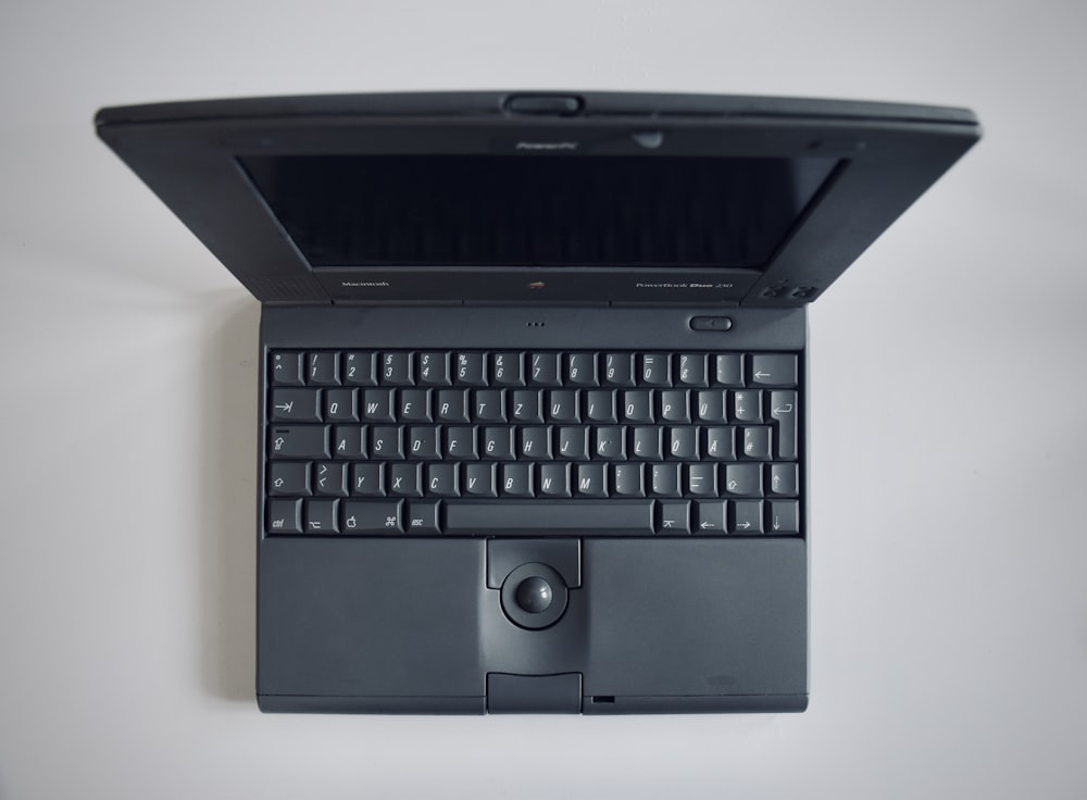 schwarzer Laptop-Computer auf weißem Tisch