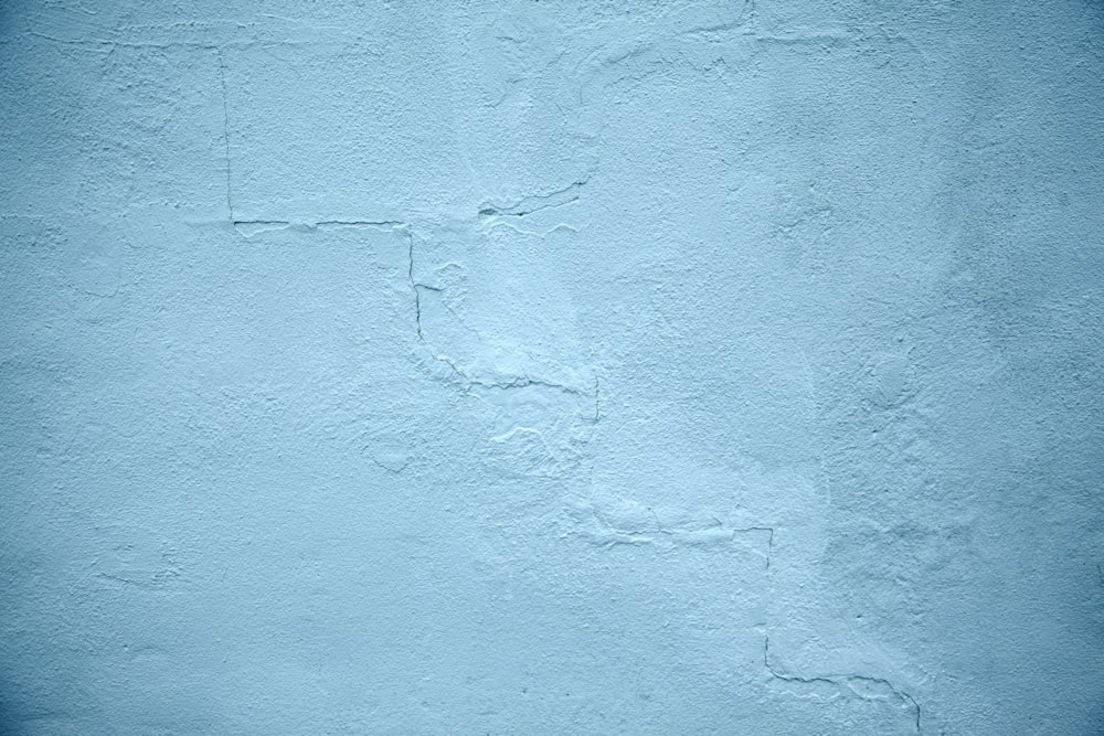 Mur en béton peint en bleu pendant la journée