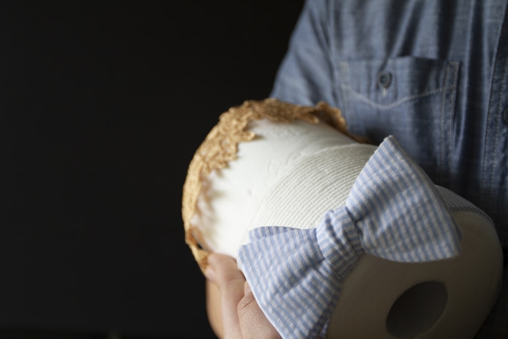 Persona che tiene il pane bianco e integrale